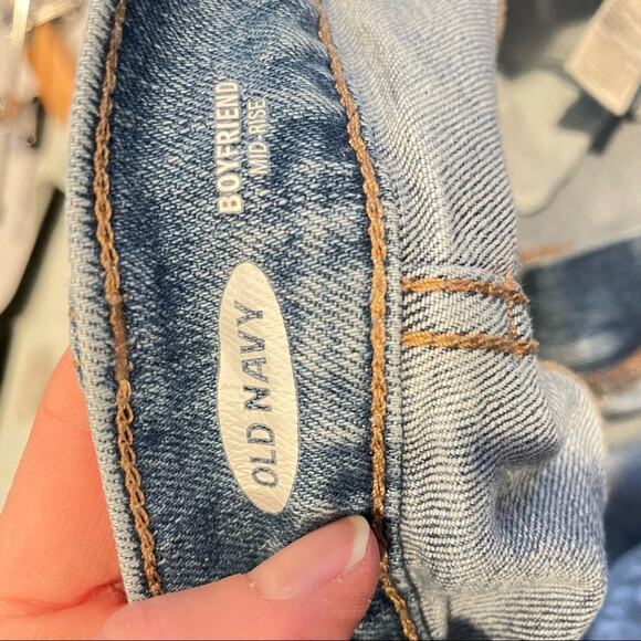 Old Navy Boyfriend Mid Rise Light Wash Heavily Distressed Jeans Womens 8 Blue - Picture 5 of 9